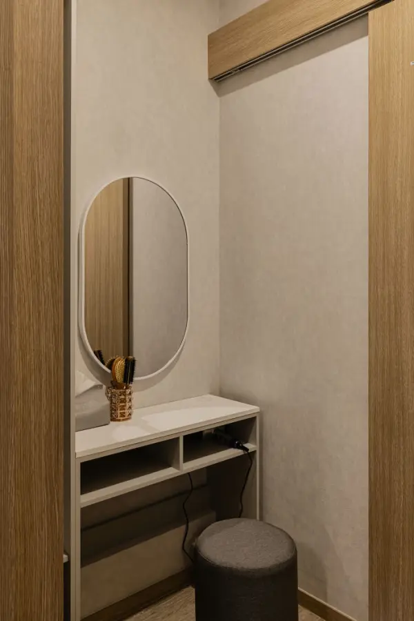 오벌 거울이 포인트인 미니멀 파우더룸 인테리어